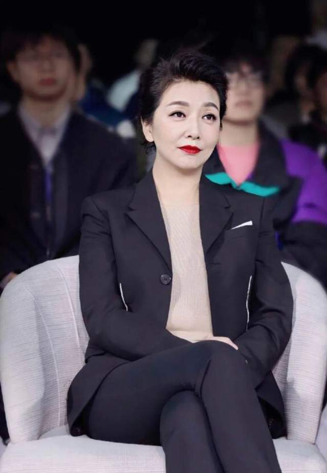 江珊自然老去得真美基础款穿搭也显得很时髦53岁气质依旧优雅