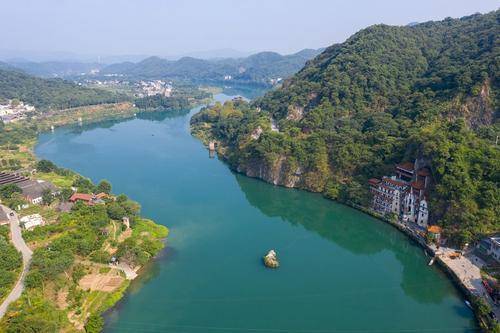 原创永兴有一神奇景点建筑建立在山洞里瑰丽壮观令人惊叹不已