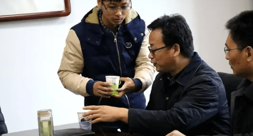 原创研究生在事业单位端茶倒水觉得屈才得知领导学历难以淡定