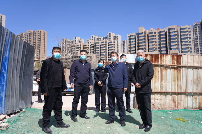 尧都区公安局局长崔军在汾河办事处检查清明节前疫情防控和防火安全