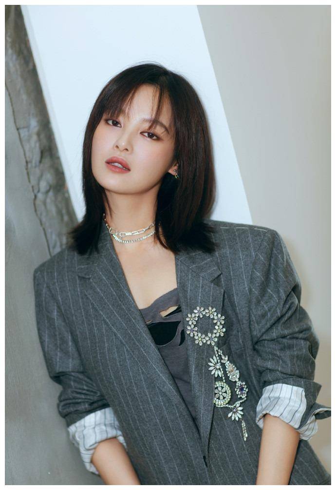 辛芷蕾最新爆款发型登时尚杂志封面复古时尚并存满满的高级感