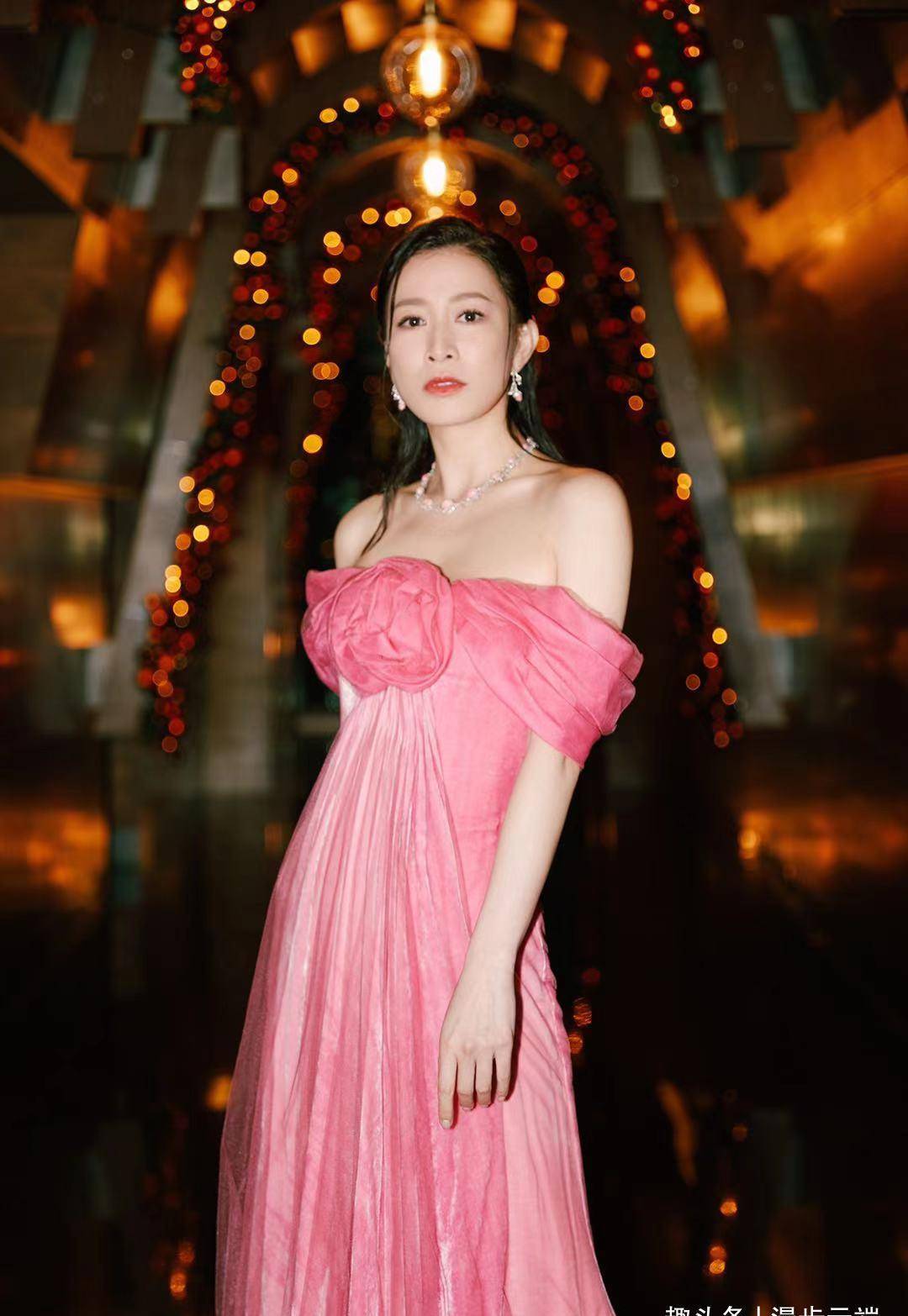 原创余诗曼穿粉色系礼服还挺甜像28岁的姑娘