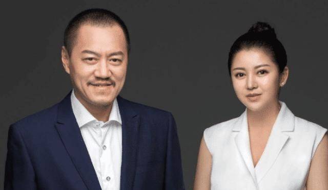 他曾一手提拔黄渤又是北大学霸和妻子堪称美女配野兽