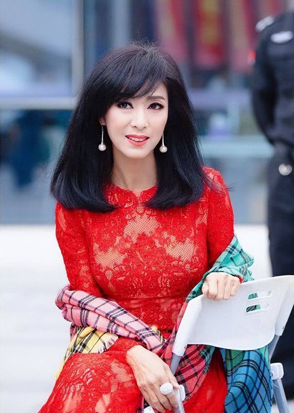 原创
“港风美人”米雪太会穿,和张学友同框似少女,因黄蓉一炮而红