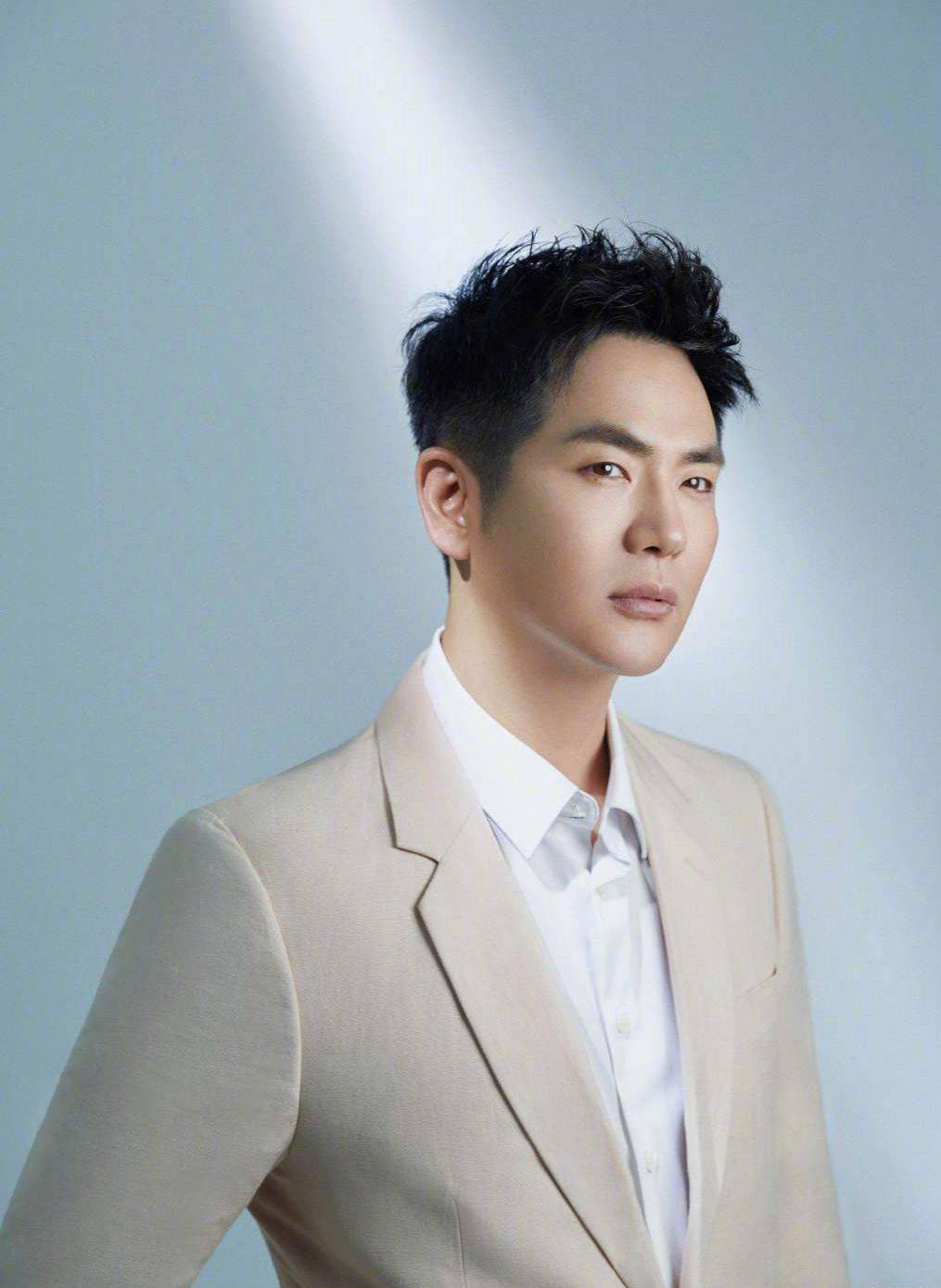 张晓龙再现惊鸿舞路边随拿纸巾做道具还是当年的温太医