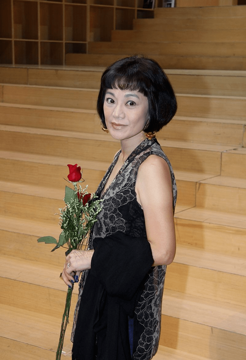 原创张艾嘉的原装五官老得真实穿无袖上衣配牛仔裤亮相打扮好精致