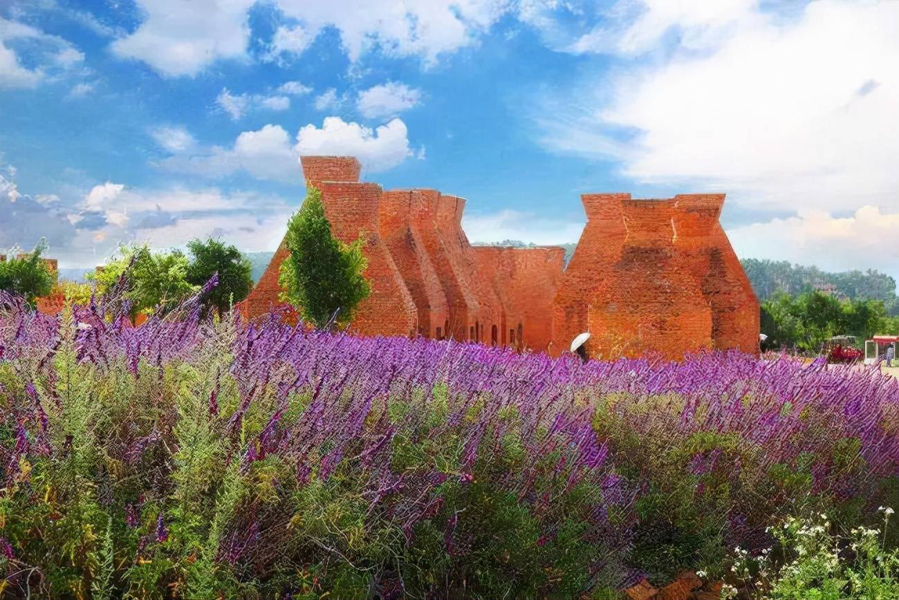 原创云南一奇葩艺术馆建筑模样用后现代风格表现当地红酒文化