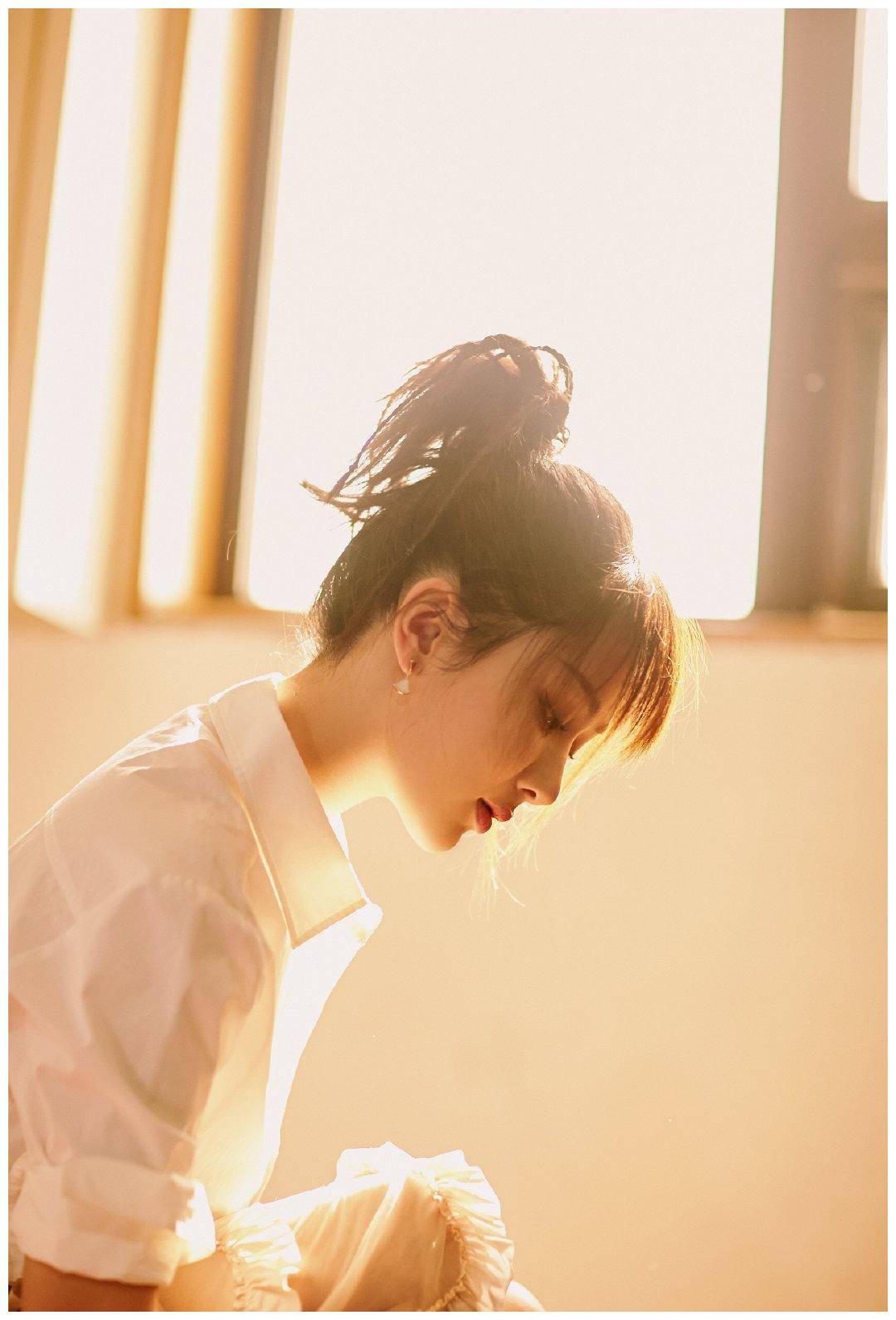 杨紫穿白衣粉裙亮相扎小辫子换发型美极了鞋子不一双更时髦