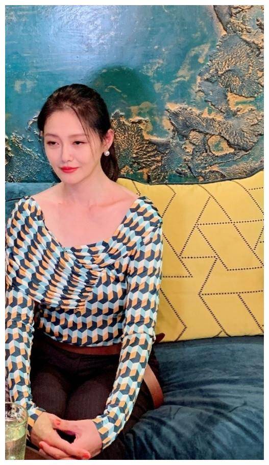 原创42岁大s状态真好露肩衣配高马尾生图曝光说她24我都信