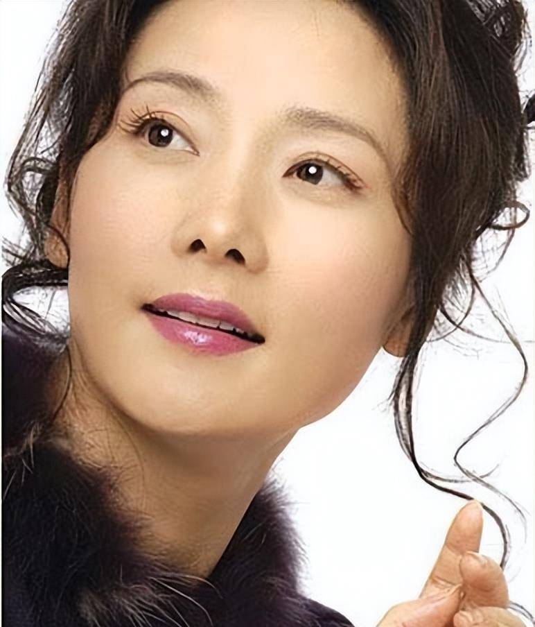 原创何赛飞5岁被母抛弃后嫁恩师儿子恩爱34年58岁上央视风韵犹存