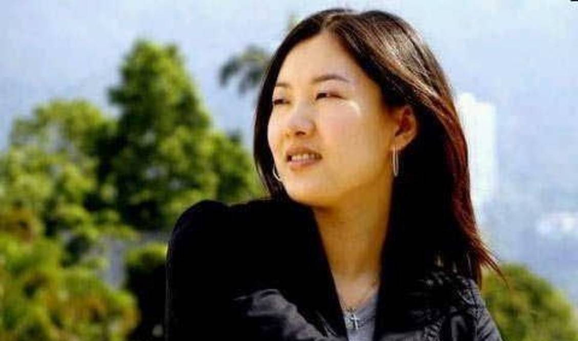 伏明霞14岁一战成名,23岁巅峰退役谈父女恋5年生3胎,值得吗?