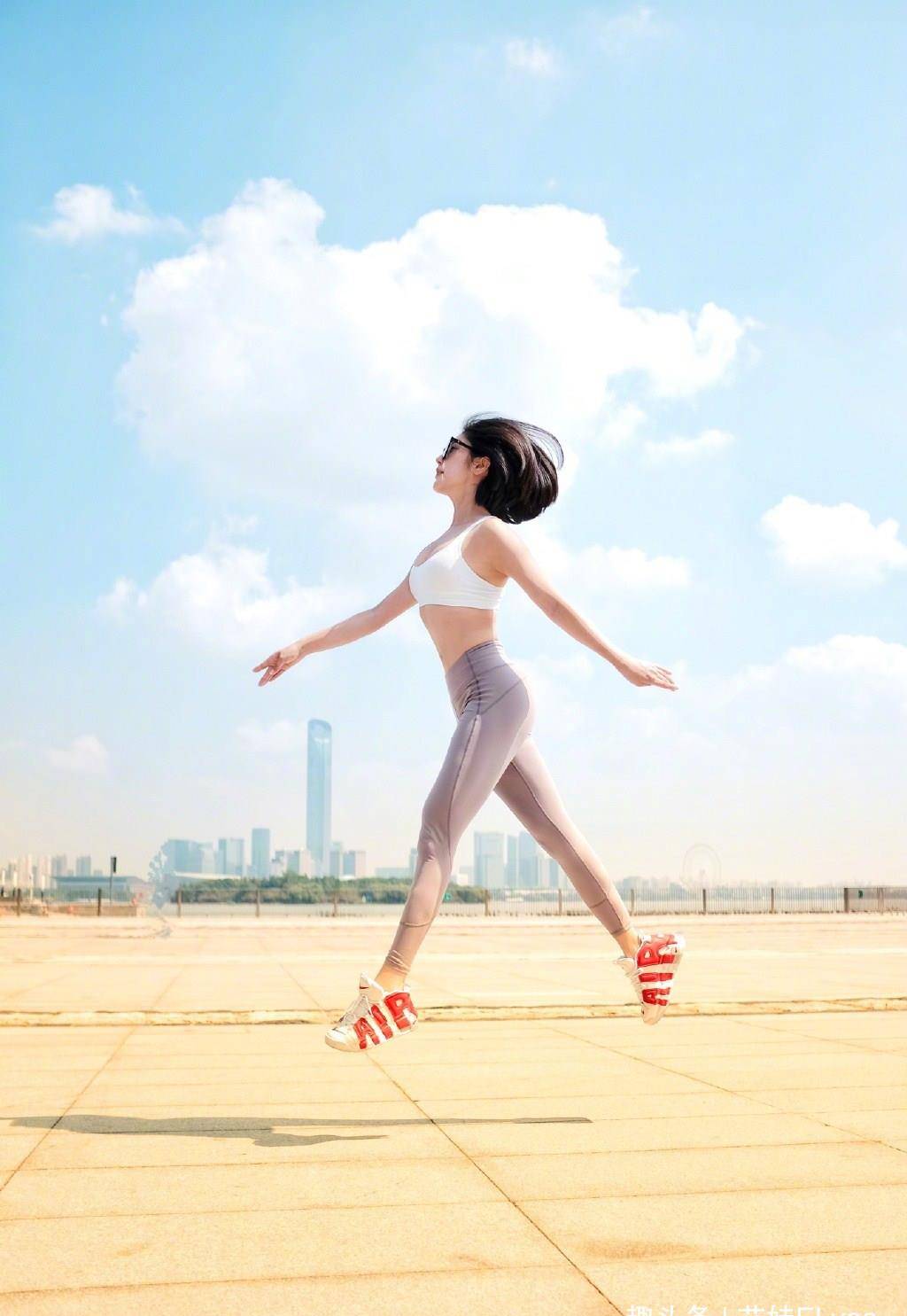 原创33岁赵奕欢在家真奔放罕见锅盖配露脐衫跳舞同龄女星少见