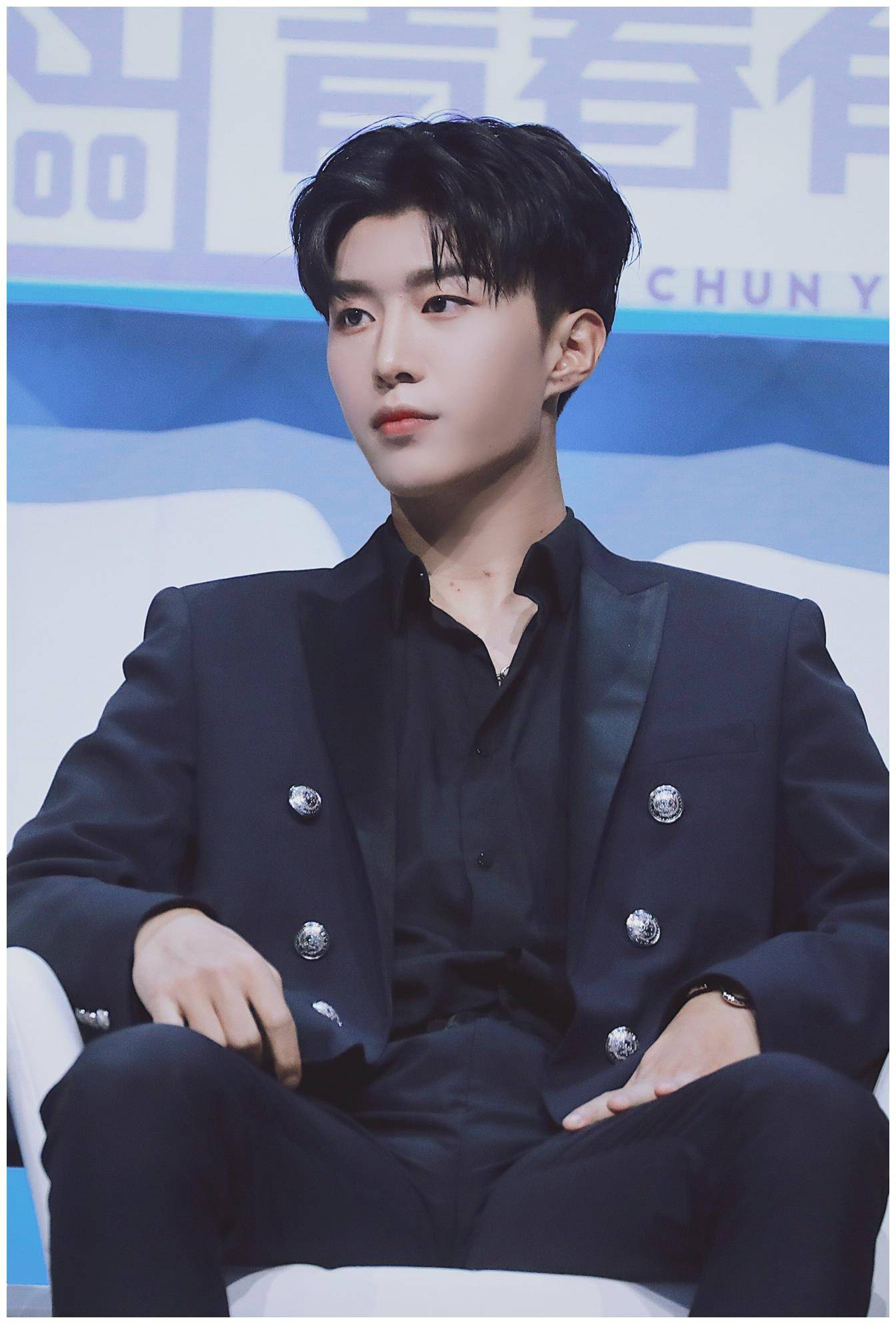 原创李汶翰粉色衬衫变身二次元美少年范丞丞宫廷风西装高贵华丽