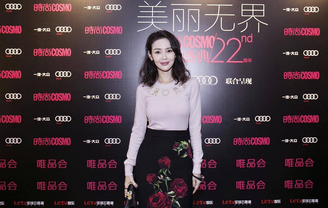 于明加真是知性优雅的代表,穿粉色上衣配半身裙,私服穿搭太精致_气息