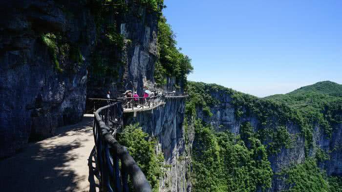 中国“危险”的景点，悬崖高1400米，恐高游客不敢靠近