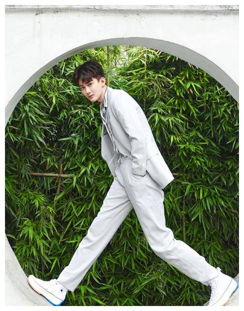 熊梓淇大胆尝试半截式,sunnee原来也这么玩!_时尚_衬衫_条纹