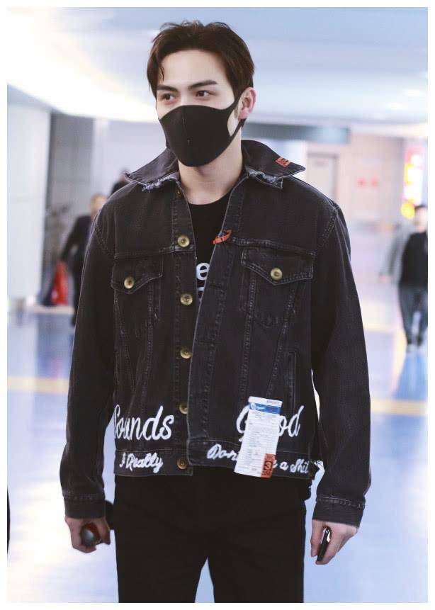 这是张彬彬的机场造型,他在黑色文字t恤外面穿着黑色牛仔夹克,下面穿