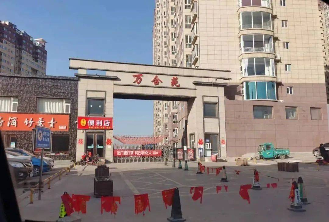 原平市万合苑小区楼顶建起违法建筑监管者真不知情