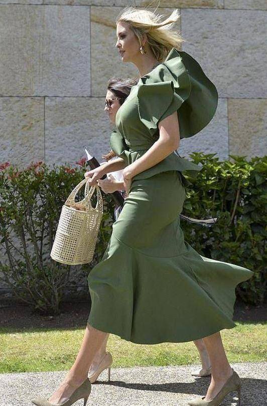 原创第一千金伊万卡与老公现身穿碎花裙露长腿沙漏身材也好看