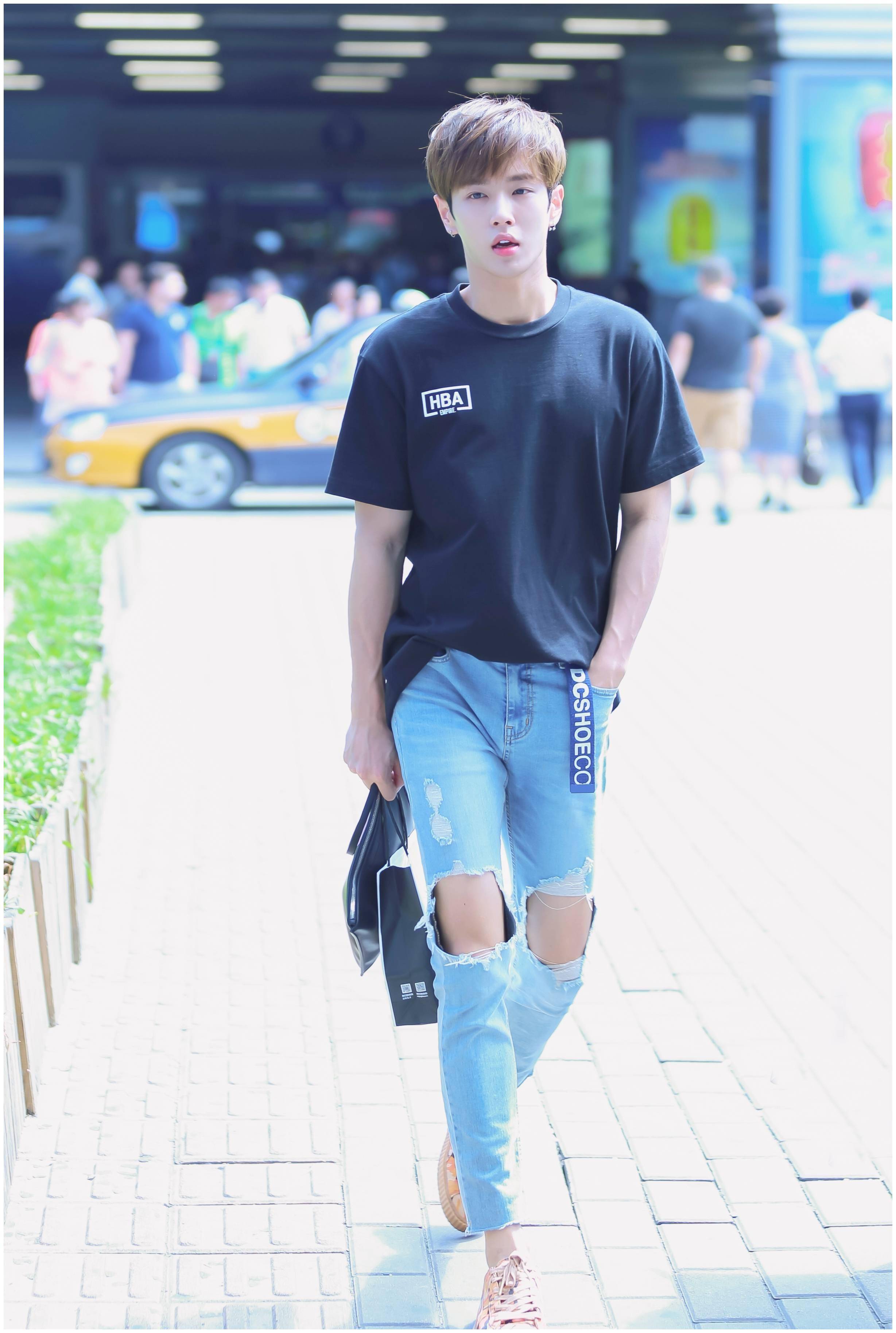 李汶翰夏日时尚穿搭,帅气清爽,范丞丞一身蓝色运动装,潮流减龄