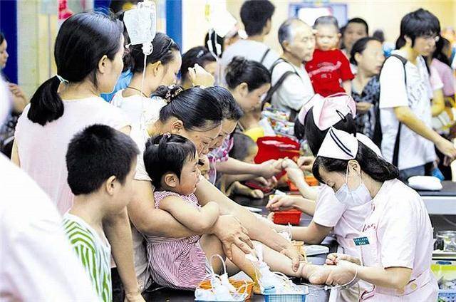 原创孩子打针如同上战场扒着墙壁不肯放手把医生都萌化了