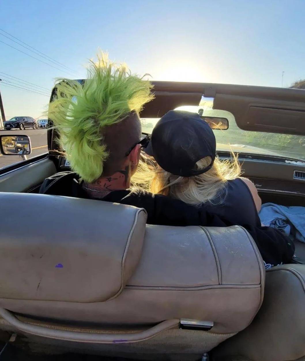 艾薇儿官宣订婚!网友却炸锅:不尊重不祝福!