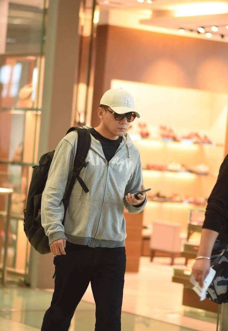 刘烨黑色系造型走机场,羽绒服配开衫休闲感十足,41岁帅气有型_气质