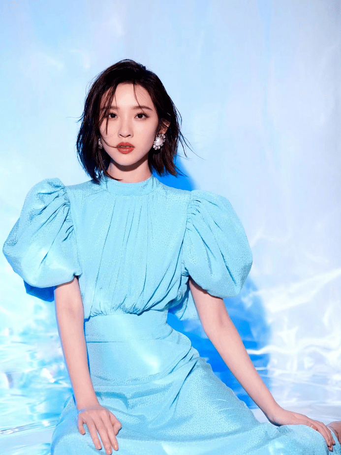 被爱滋润的唐艺昕真美纯蓝色连衣裙时尚大气甜蜜爱情羡煞旁人