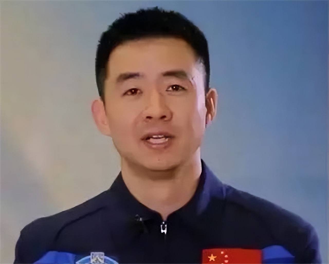 原创航天员陈冬新婚次日抛下妻子归队训练妻子相貌出众