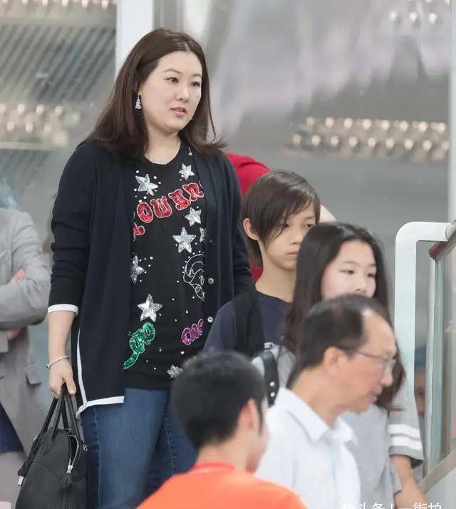 跳水冠军伏明霞晒近照嫁给大26岁老公变富太豪门生活很幸福