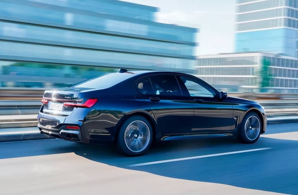 在动力性能上,宝马745e搭载的是由3.