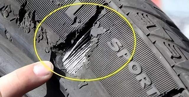 轮胎如果受到了外力的这种强烈冲击,致使胎壁帘线断裂的话,就会发生鼓