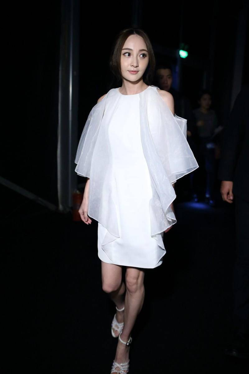 姚笛又美出新高度,穿白色连衣裙去看秀,气质惊艳高级感扑面而来_进行