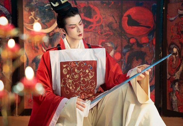 ②以裲裆汉服为主,挑选背景主色调在选择了屏风作为拍摄背景之后,我们