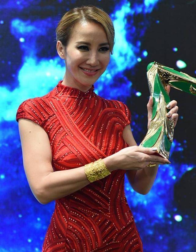 原创45岁李玟真紧致修身旗袍勒出好身材一丝多余赘肉都没有