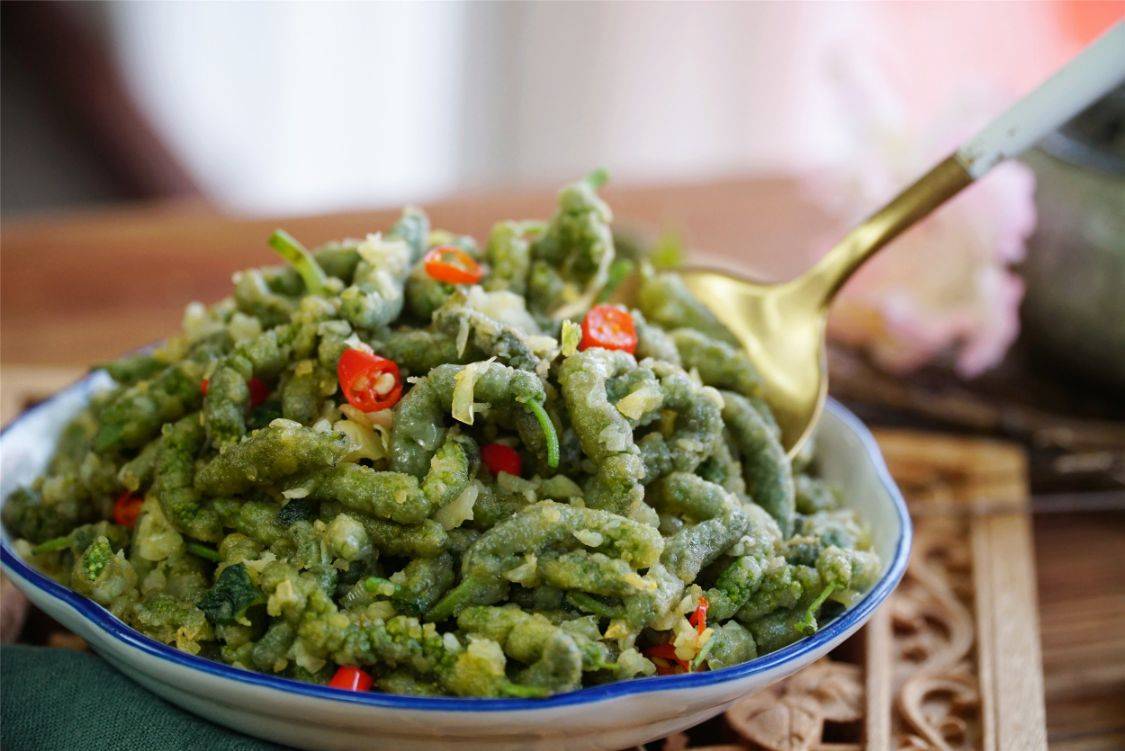 其实吃构树穗的历史很长,在清代《花镜》上记载:"三月开花,即成长穗