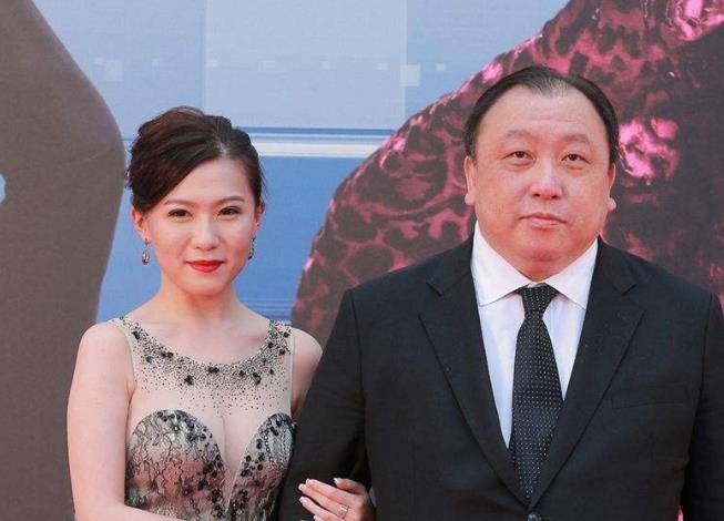 64岁导演王晶近照罕见与家人同框如今一家四口生活十分幸福