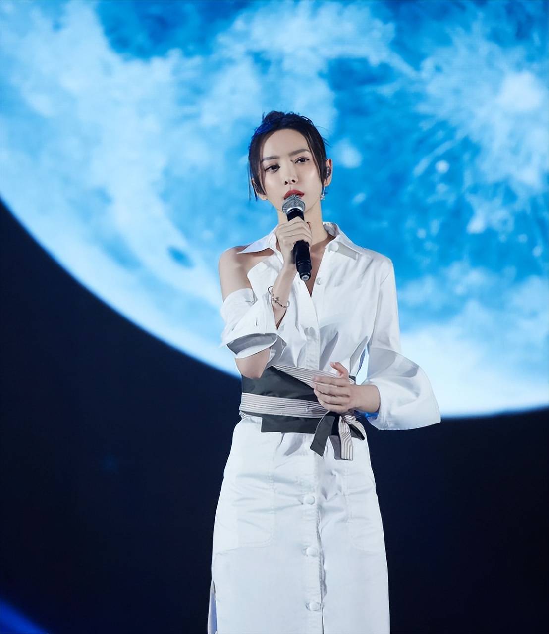 最近火热的科幻灾难新片月球陨落竟然有中国演员文文参演