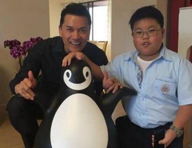 吕良伟全家近照三任妻子很漂亮儿子竟然没有爹帅