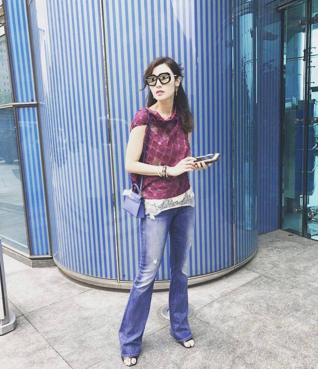 原创李嘉欣一家三口亮相穿粉色无袖连衣裙亮相时尚中透着奢华