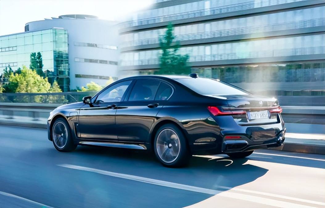 在动力性能上,宝马745e搭载的是由3.