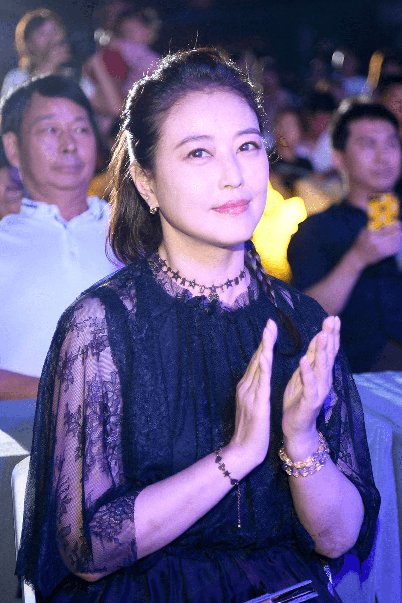 周海媚又穿蕾丝连衣裙这次换换了发型至少减龄10岁真的美太多