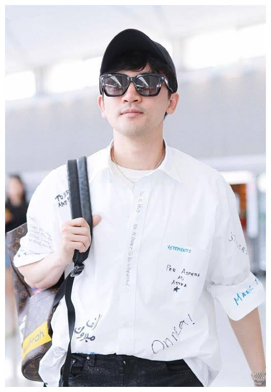 苏有朋头戴鸭舌帽,戴墨镜,长相很酷.