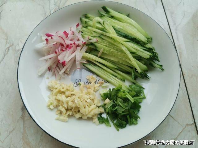 麻酱拌面有技巧,麻酱香味浓郁,面条劲道,根根分明
【麻酱拌面】