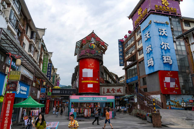 距离,感觉它的海拔不会太高,恰恰如此,都江堰市区平均海拔在710米左右