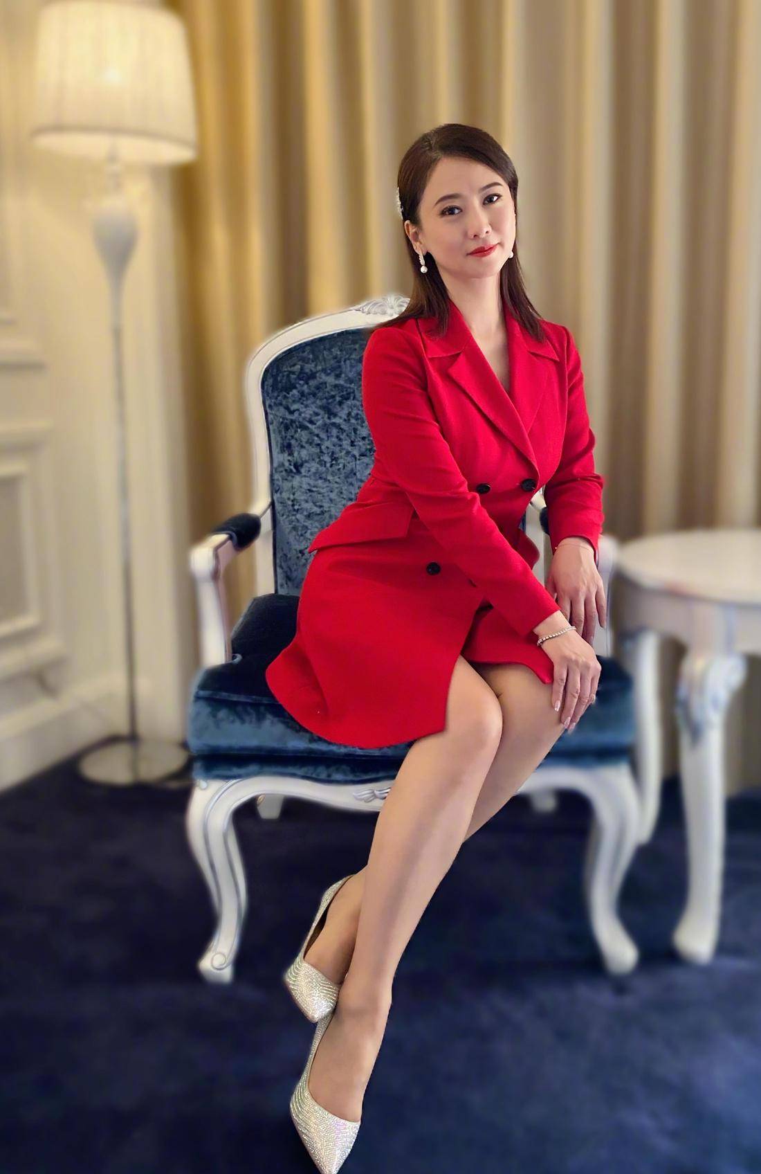 翁虹保养得真好52岁戴猫耳穿卫衣同框小3岁陶虹看不出年龄差