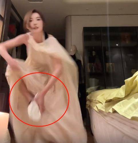 原创擦边球聂小雨穿长裙高抬腿东倒西歪疑似喝醉评论区变了味道