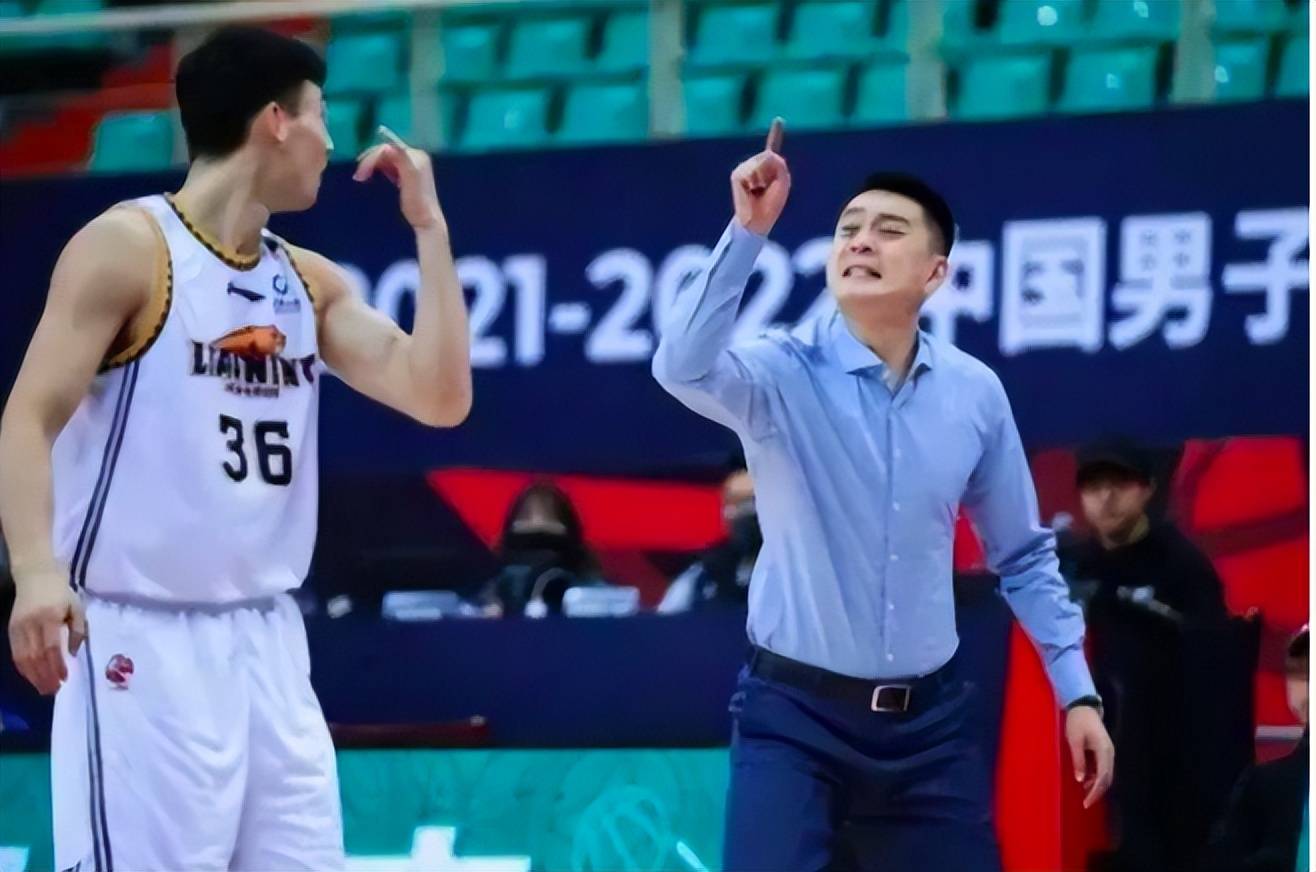 辽篮官宣12人名单杨鸣放弃2米18巨人重用鄢手骐给杜锋送大礼