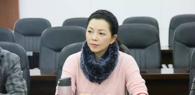 51岁"湖南一姐"近照,曾是汪涵的伯乐,今淡妆出镜美貌不减当年_仇晓