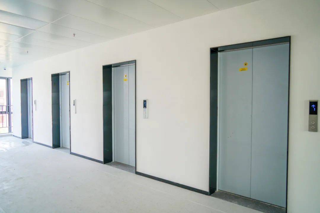 担心宿舍楼25层太高了,给同学安排上了一栋宿舍楼7部电梯,这里采光